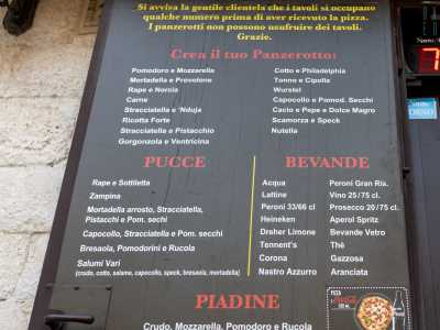 Prima di varcare la soglia ci soffermiamo sul menu affisso all�ingresso, tra i pochi del centro storico non ancora tradotto in inglese, dove prodotti tipici come rape o ricotta forte spiccano sugli altri ingredienti